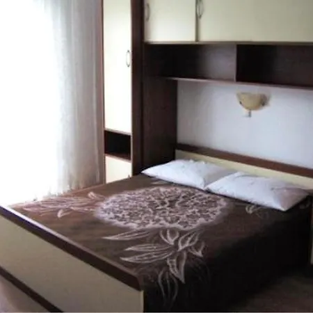 696-5 For 6 + 4 Pers. In * Lopar