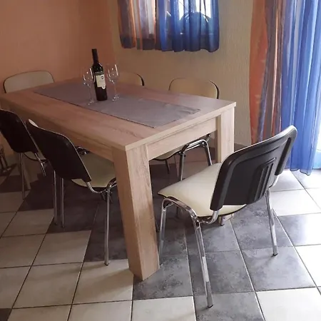 696-5 For 6 + 4 Pers. In