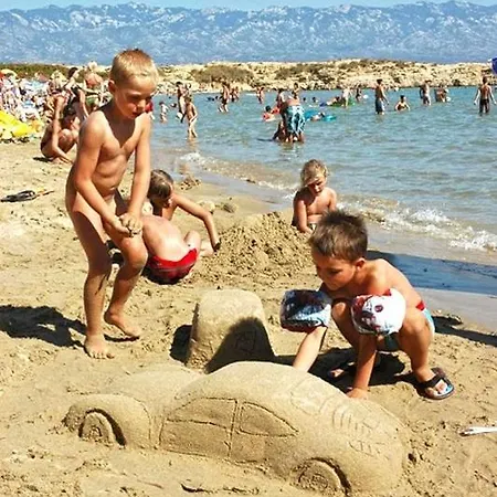 696-5 For 6 + 4 Pers. In Lopar