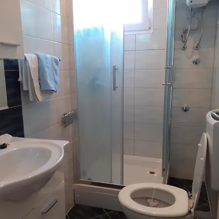 696-5 For 6 + 4 Pers. In * Lopar