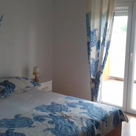 696-5 For 6 + 4 Pers. In *