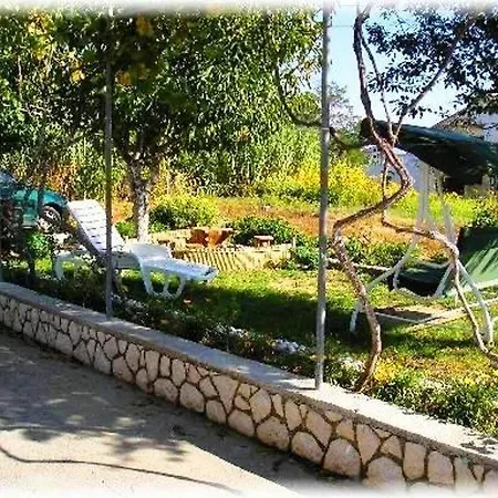 696-5 For 6 + 4 Pers. In Appartement Lopar