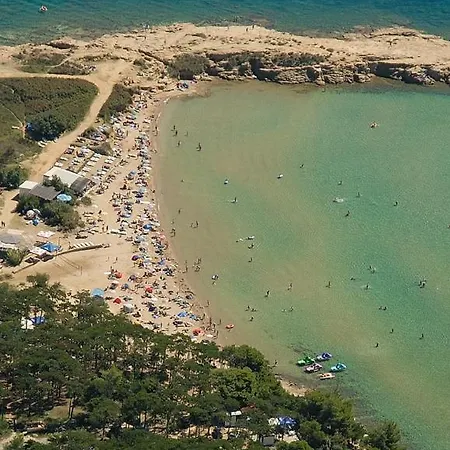 696-5 For 6 + 4 Pers. In Appartement Lopar