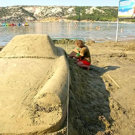 696-5 For 6 + 4 Pers. In