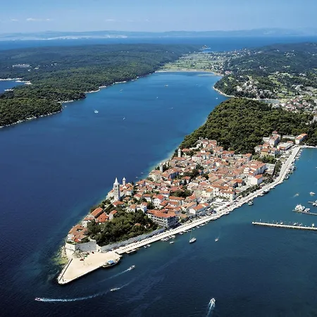 696-5 For 6 + 4 Pers. In Lopar