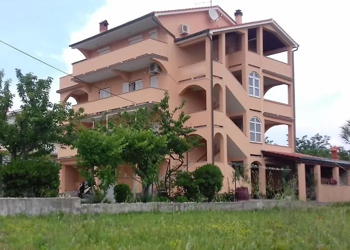 696-5 For 6 + 4 Pers. In Apartman Lopar
